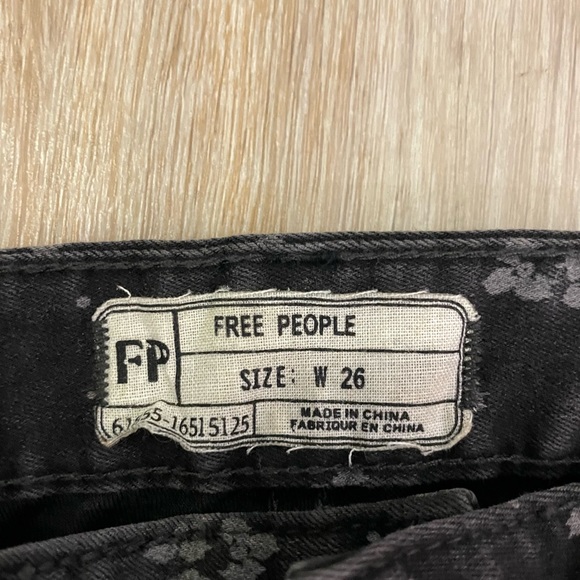 NWR Free People Low Rise Ditzy Floral Print Straight Leg Jeans size 26 - Picture 3 of 3